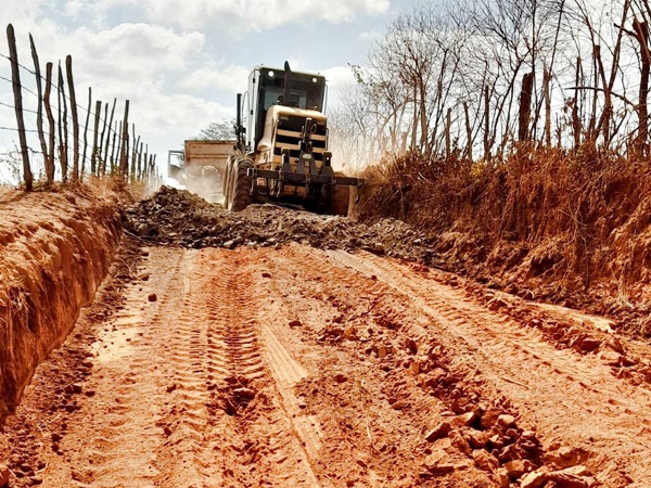 MELHORARIAS NAS ESTRADAS VICINAIS DO NOSSO MUNICÍPIO